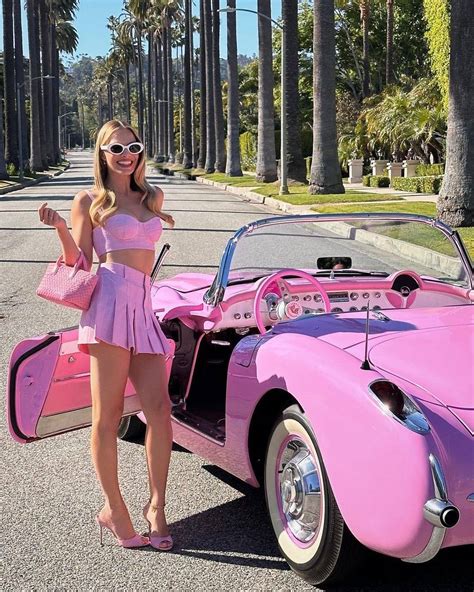 Margot Robbie Imite Barbie Pour La Tournée Promotionnelle Du Film