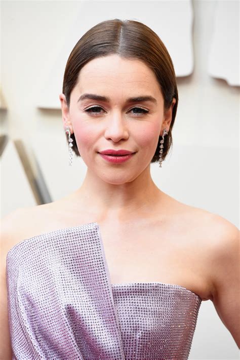 Welcome to enchanting emilia clarke, a fansite decided to the actress most known as daenerys targaryen from game of thrones since 2011. Emilia Clarke Dyes Hair Brown With Box Dye For Oscars Red ...