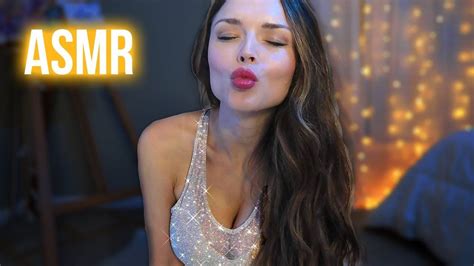 asmr 💋ear to ear kisses 😘[with gum chewing lip gloss for extra ting lips lip gloss asmr