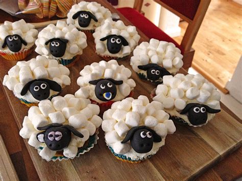 Zuerst kann man schonmal den untergrund vorbereiten. Cupcake-Schafe mit Marshmallow-Frosting (Rezept mit Bild ...