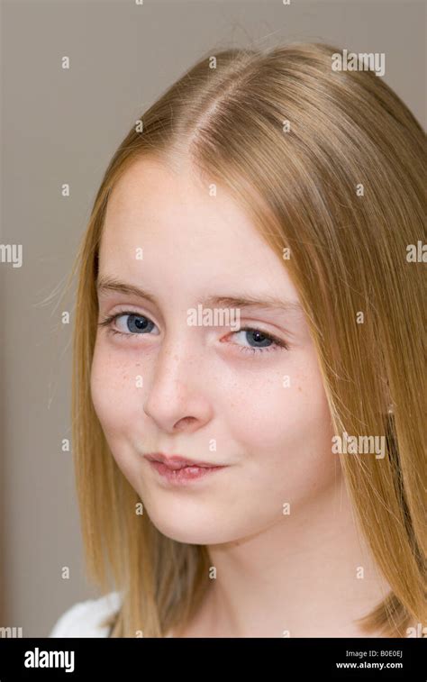 Porträt Der 12 Jahre Alte Kaukasische Mädchen Stockfotografie Alamy