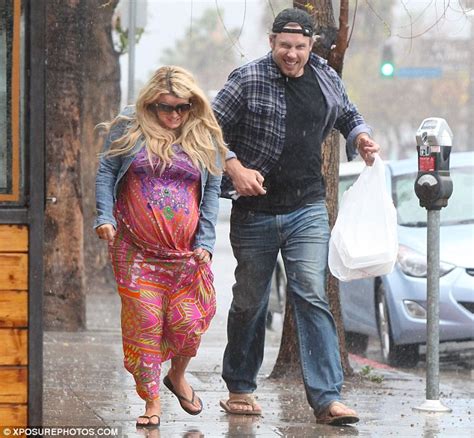 A Heavily Pregnant Jessica Simpson Gets Caught In A Downpour With Fiancee Eric Johnson Daily