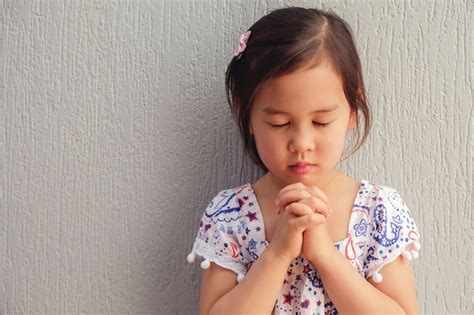 Premium Photo Asian Little Girl Praying With Eyes Closed