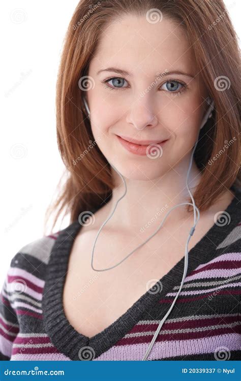 Retrato De La Mujer Joven Con La Sonrisa De Los Auriculares Imagen De