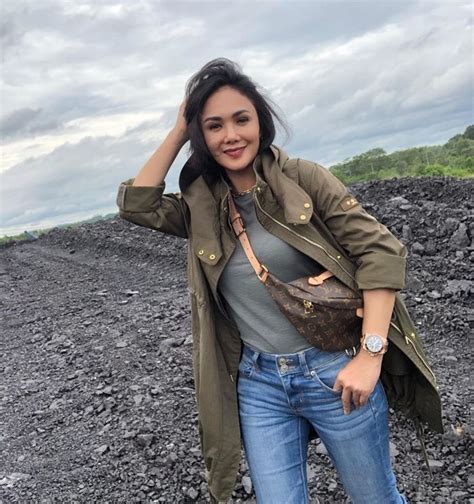 Saat ini bersama dengan nina tamam, iga mawarni, rieka roslan dan andien. Tubuhnya yang Seksi Jadi Bukti Jika Yuni Shara Awet Muda ...