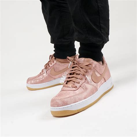 The nike air force 1 lxx returns in orange and maroon hues for fall. CLOT × NIKE AIR FORCE 1 LOW ROSE GOLDが1/21、1/25に海外発売予定