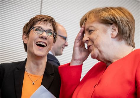 Bloomberg Меркель разочарована своей преемницей Крамп Карренбауэр Ru