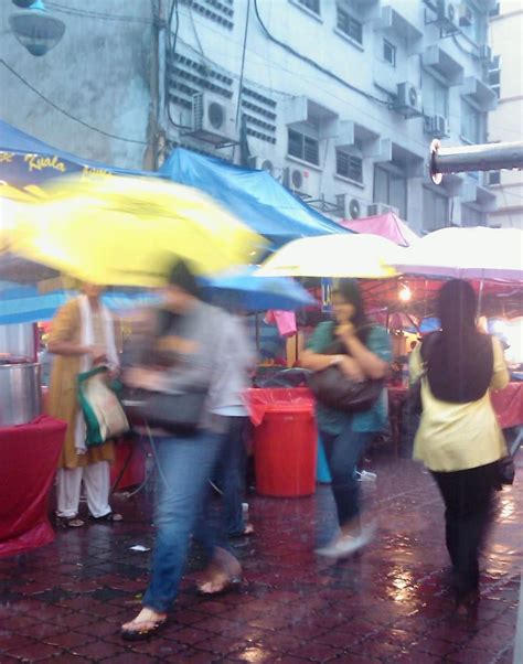 Sekumpulan peniaga memulakan operasi perniagaan mereka di jalan tar dengan menjual makanan dan minuman untuk. Pasar Malam Jalan TAR: WABAK H1N1 - PENIAGA PASAR MALAM ...