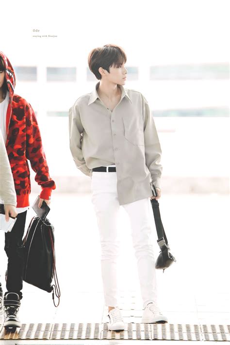 He rocked dior's white sweatshirt with the brand's name embroidered at the front and wore it with black cargo pants. Ode on Twitter in 2020 | Airport fashion kpop, Nct ...
