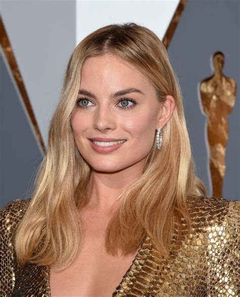 20 Of Margot Robbies Best Hair And Makeup Moments From Short Hair To
