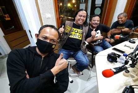 Bens radio adalah unitetnikom network dengan format radio etnik, yaitu radio yang menggali potensi budaya betawi, agar audience dapat merasakan budayanye sendiri, berkesenian dengan tradisinye sendiri, bertutur dan. Photo Lawas Benyamin Dan Karyawan Bens Radio - Viral ...