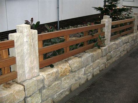 Gartenzaun stein kann hinsichtlich qualität und kosten verschiedentlich ausfallen. Natursteinmauer mit Lattenzaun | Haufler Baumschule und Gartengestaltung