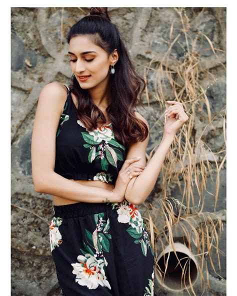 Erica fernandes feels 'retro' in an abstract saree and funky sunglasses, see pictures erica fernandes, known for playing the popular role of prerna in kasautii zindagii kay, is also known for her glamorous style game. Pin by Jiya 😘😍 on Erica Fernandes | Girl photography poses ...