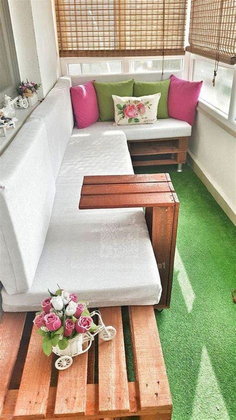 It's not a trending design technique, but it is somewhat popular. 35 Awesome Tiny Balcony Decor Ideas | HomeMydesign