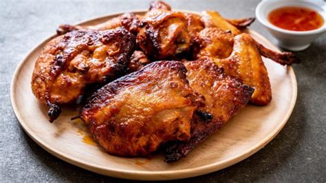 Jenis masakan ayam goreng ini memiliki cara penyajian yang unik di mana ayam di campur dengan sambal penyet setelah digoreng. Resep Ayam Bakar Hitam Manis - Masak Apa Hari Ini?