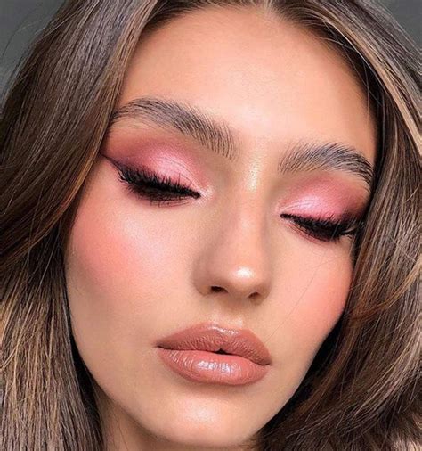 7 Best Makeup Trends for 2021-2022 - Makeup Style
