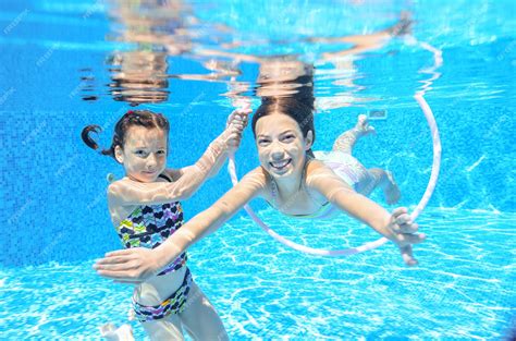 Los Niños Nadan En La Piscina Bajo El Agua Las Niñas Activas Y Felices