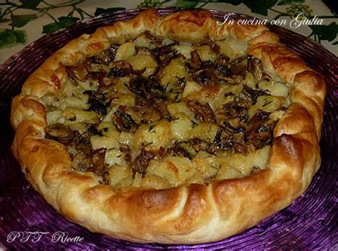 Le torte salate sono facilissime da realizzare e adatte a qualunque tipo di occasione soprattutto in momenti nei quali i molteplici impegni ci lasciano poco nel frattempo lavate e pulite i funghi, tagliateli a fettine e saltateli in una padella con 1 spicchio d'aglio tritato ed un cucchiaio d'olio per 5 minuti. Torta salata con funghi e patate - PTT Ricette