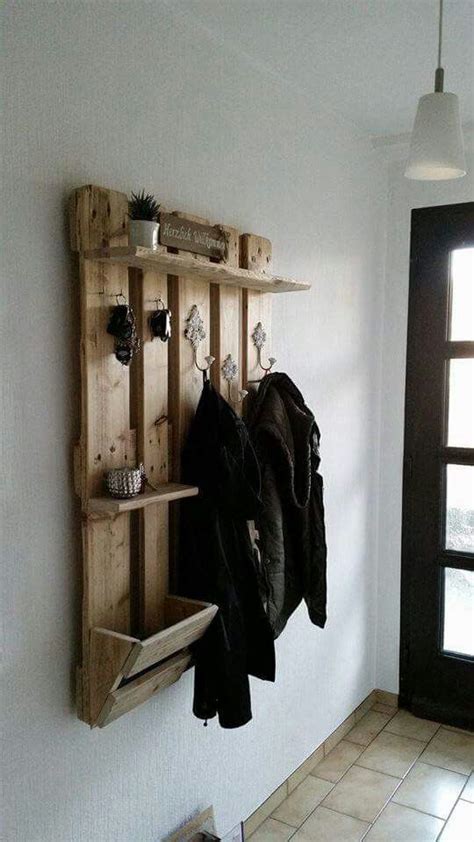 Transportierbar und gelb kann ihre garderobe sein und noch genügend platz für. Garderobe aus Palletten … | Paletten garderobe, Regal dekor, Garderobe selber bauen