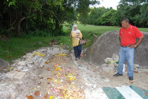 Ia terletak di selat melaka dan tiga batu nautika dari banda hilir. Wadah Panglima: MAKAM WALI ALLAH DI PULAU BESAR