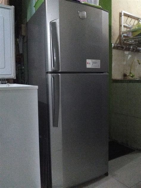 Dengan adanya kulkas 2 pintu yang bagus maka bahan makanan seperti daging bisa diletakkan dalam rak yang berbeda dengan es krim. Harga Kulkas Lg 2 Pintu Type Gn V212rlt - KULKAS