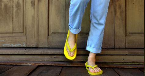 Jeans And Flip Flops A Trend Only For Women The Jacket Maker Blog