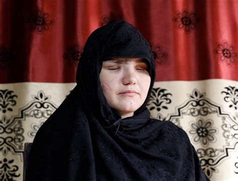 2009년 아프가니스탄의 미군 순찰기지에서 실종된 보우 버그달 병장이 아프간 반군에게 감금되어 있다는 첩보를 입수하며, 미국은 그를 살리기 위해 관타나모에 수감되어 있던 탈레반 고위 포로 다섯. 나우뉴스 취직했다고 딸을 테러…탈레반 동원해 실명시킨 ...