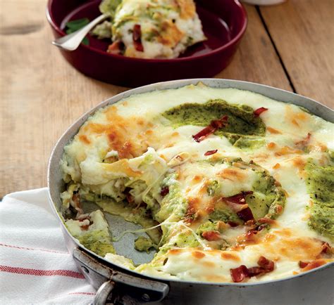 Le lasagne di zucchine sono un primo piatto delicato, adatto ai palati che non amano questa lasagna si può tranquillamente definire vegetariana poiché non contiene in alcun modo carne animale. Ricetta Lasagne con pesto di zucchine, speck e scamorza ...