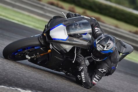 2020 Yamaha Yzf R1 And Yzf R1m First Look Refined Superbikes 13 Fast