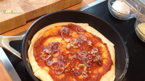 Zunächst ist die haut knusprig, dann geschieht aber folgendes: Pizza nur in der Pfanne gebraten, Pizza Tonno