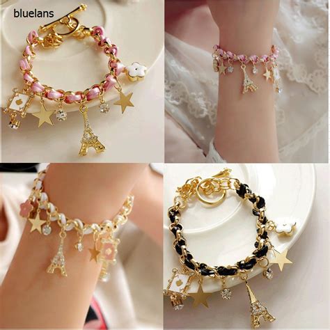 Gelang pandora talinya menyerupai tali jam tangan, ada yang kulit dan ada strap milanese stainless lalu ditengahnya liontin emas dengan berbagai macam logo. Gelang Fashion Bahan Kulit Model Kepang Warna Emas Dengan ...