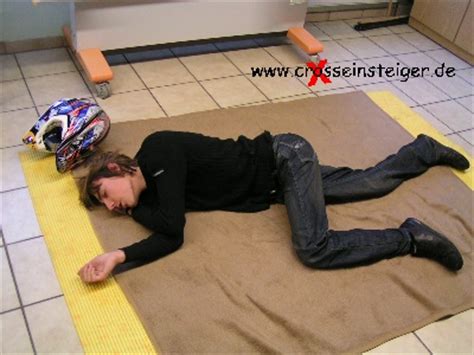 Was ist die stabile seitenlage? Motorradunfall - Erste-Hilfe-Tips