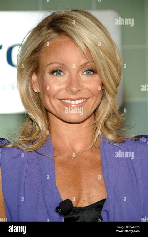 Kelly Ripa Headshot Hi Res Stock Photography And Images Alamy