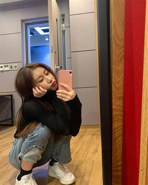 Itzy Official Instagram Itzy Mirror Selfie Korean Girl