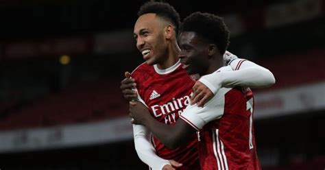 Aris messinis na reta final, saka teve condição de ampliar o placar para o arsenal, mas, estava em condição ilegal. Benfica 1-1 Arsenal: Saka gives Gunners away draw