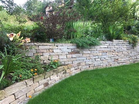 Grundsätzlich wird bei einer gartenmauer zwischen einer freistehenden mauer und einer stützmauer für angrenzendes erdreich unterschieden. Gartenmauer - Tschannen Gartenbau