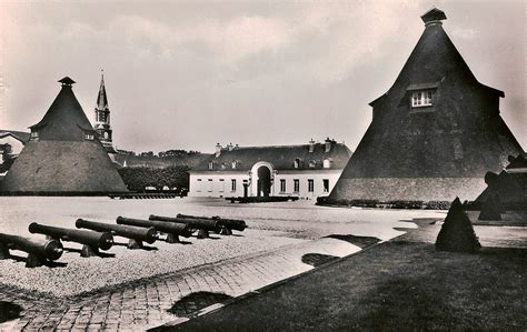 Formerly a mining town, its economy is now dominated by metallurgical companies such as arcelormittal. Le Creusot - Le Creusot- Château de la Verrerie ...