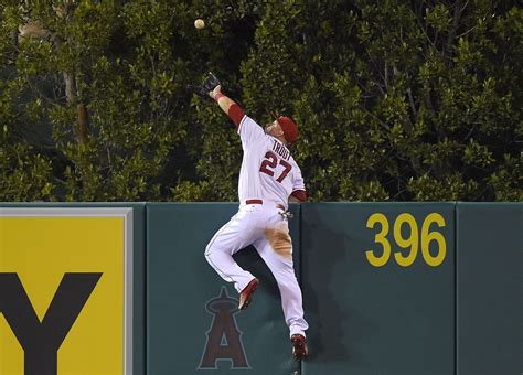 Topps Turns Mike Trouts Wall Climbing Catch Into Baseball Card Big League Stew Yahoo Sports