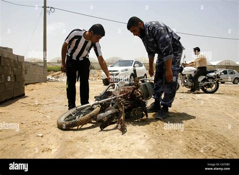 20 juin 2012 rafah bande de gaza territoire palestinien palestiniens regardez la moto
