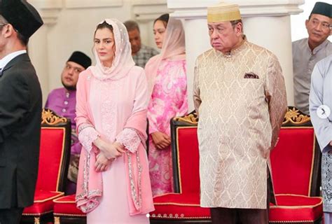 Tengku amir shah ibni sultan sharafuddin idris shah (born 12 december 1990) is the current raja muda (crown prince) of the malaysian state of selangor. akikah anak juliana evans
