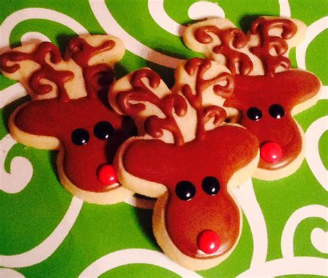 Decorate your favorite gingerbread cookie by flipping them upside down and end up with reindeers gingerbread (house or men). Reindeer cookies | Reindeer cookies, Gingerbread man ...
