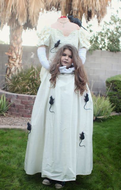 This Super Spooky Headless Bride Diy Halloween Costumes For Kids