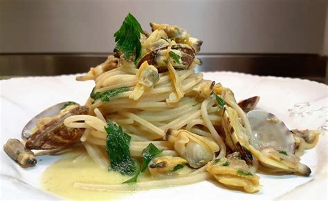 Gli ingredienti necessari alla preparazione di questo piatto sono pochi e semplici, la vera abilità sta nell'esecuzione. spaghetti di riso alle vongole 1 - Ricette Dieta Gruppo ...
