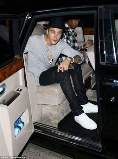 Смотреть justin bieber's one of one rolls royce | west coast customs. Justin Bieber cruises up to a private jet in his gleaming $500,000 Rolls Royce | Daily Mail Online