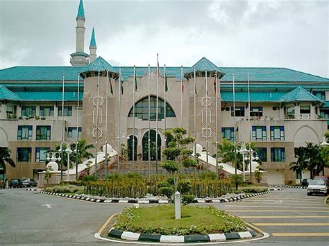 The international islamic university malaysia, also known as iium or uiam, is a public institution of higher education (pihe) in malaysia. Gambar Universiti Islam Antarabangsa Malaysia - Education ...