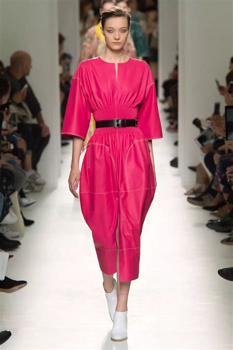 两种流行色鲜艳玫红色趋势报告时装发布频道vogue时尚网