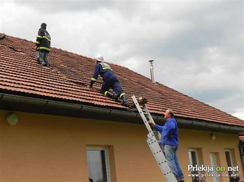Gasilci Pomagali Prekriti Strehe Poškodovane V Neurju