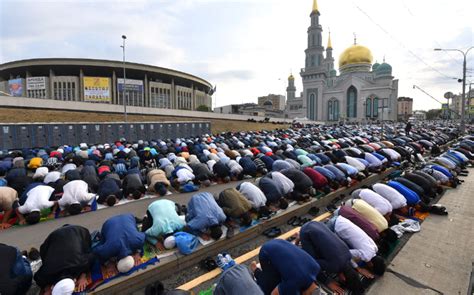 Курбан байрам — один из двух главных исламских праздников, отмечается спустя 70 дней после другого важнейшего праздника — ораза байрам. Курбан-байрам в Москве 2020: дата праздника, программа ...