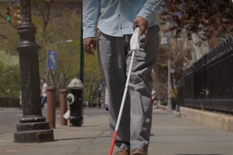 wewalk el bastón inteligente que cambiará la vida de los ciegos