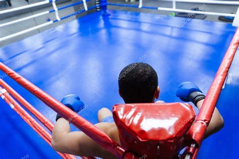 Sentado En La Esquina Del Ring De Boxeo Boxeador — Foto De Stock